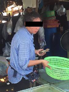 สมาชิกเฟซบุ๊กโพสต์เตือนระวังแม่ค้าตลาดสะพานปลา อ่างศิลา สุดแสบ! แอบสลับขายปูเน่า+ตัวเล็ก เผยทำบ่อยจนถูกลูกค้าเอาปูเน่ามาขว้างหน้าร้านมาแล้ว
