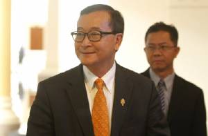 “สม รังสี” เลื่อนบินกลับกัมพูชา หลังตำรวจจ่อจับตัวทันทีที่แตะสนามบิน