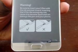 Samsung ติดฉลากเตือนผู้ใช้ Galaxy Note 5 “อย่าเสียบสไตลัส S Pen ผิดด้าน”
