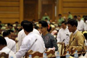 “ซูจี” ตำหนิสมาชิกใช้เงินหาเสียงเกินลิมิตพรรค หวั่นถูกรัฐบาลใช้เป็นข้ออ้างร้องเรียน