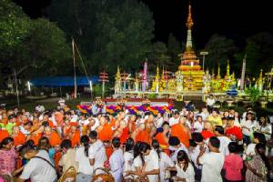 ร่วมทำบุญในคืนวันเพ็ญ ที่ “งานประเพณีฟื้นฮีตฮอยเป็งปุ๊ด ไหว้สาอุปคุตเจ้า”