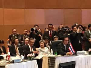 อาเซียนรับลูกผู้นำเร่งแผนเศรษฐกิจ 10 ปี เน้นเปิดเสรีบริการ แก้อุปสรรคการค้าการลงทุน