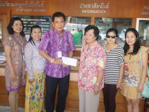 รพ.วชิระภูเก็ตรับมอบเงินสมทบทุนอาคารหลวงพ่อแช่มฯ