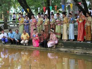 ครู-นักเรียน ร.ร.คณะราษฎรบำรุงยะลา ร่วมแต่งกายชุดไทยสืบสานประเพณีลอยกระทง