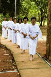 วิจัยพบ "เดินจงกรม" ช่วยคนแก่ร่างกายแข็งแรง