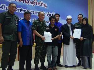 กอ.รมน.ภาค 4 สน.มอบหนังสือรับรองผู้มีหมายคดีป่วนใต้ร่วมพัฒนาชาติจำนวน 26 ราย