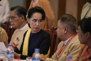 “ซูจี” พบหารือ “เต็งเส่ง-พล.อ.มิน ออง หล่าย” พุธนี้