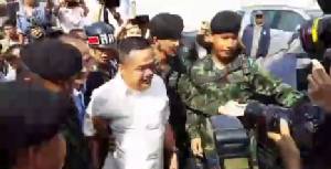 ผอ.สันติวิธีแนะกักตัว “ตู่-เต้น” แบบละมุนละม่อม - “สุนัย” ด่าทหารใช้อำนาจอะไร - ปชป.หวั่นถูกยั่วยุเข้าล็อก