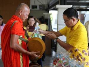 มรภ.ยะลาจัดตักบาตรพระสงฆ์ถวายพระราชกุศล “ในหลวง” เนื่องในโอกาสมหามงคล 5 ธันวาฯ
