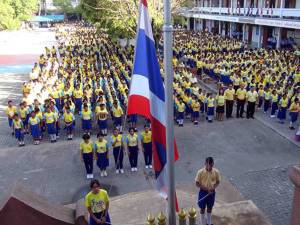 ครู-นักเรียน ร.ร.แจ้งวิทยาสงขลาร่วมสวมเสื้อเหลือง “ปั่นเพื่อพ่อ” ตลอดเดือนธันวาคมนี้