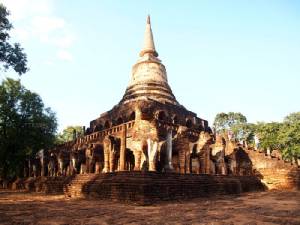 นุ่งผ้าไทยย้อนวันวานในงาน “ย้อนอดีตศรีสัชนาลัย นุ่งผ้าไทย ใส่เงิน ทองลายโบราณ”