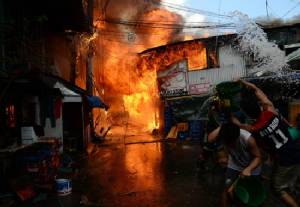 Inmates flee, thousands homeless in Manila slum blaze