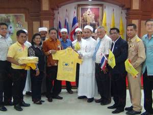 ผู้ว่าฯ มอบเสื้อและธง BIKE FOR DAD ให้โต๊ะครู ร.ร.เอกชนสอนศาสนาอิสลามในปัตตานี