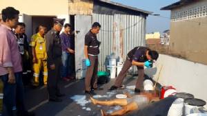 หัวหน้าคนงานหึงโหด เห็นหนุ่มมาส่งภรรยาทุกวันจนเกิดทะเลาะวิวาท ชักมีดแทงฝ่ายหญิงดับ (มีคลิป)