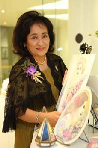 พรพรรณ โภไคยอุดม โชว์ผลงานภาพวาดบนกระเบื้อง "งามย้อนยุค"