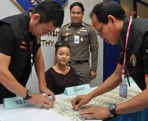 ป.รวบสาวใหญ่ใช้เงินดอลลาร์ปลอมแลกเงินไทย สอบขายผลพบต้นต่อมาจากประเทศจีน (ชมคลิป)