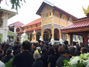 พุทธศาสนิกชนสักการะพระศพสมเด็จพระสังฆราช
