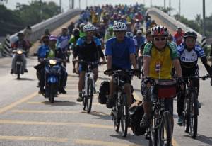 Taxi hits riders in Costa Rica bike race