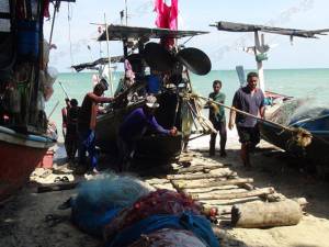 ประมงพื้นบ้านนครศรีฯ เร่งลากเรือหนีน้ำทะเลหนุนสูง หวั่นคลื่นลมแรงตามประกาศกรมอุตุฯ