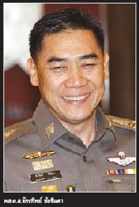 ทำไมตำรวจจึงยิงเจ้านายแต่ทหาร- ไม่ ทั้งที่พกอาวุธเหมือนกัน... หาคำตอบ