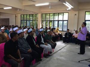 ผู้ว่าฯ นรานำทีมลงเยี่ยมโรงเรียนเอกชนสอนศาสนา รับฟังปัญหาการเรียนการสอน