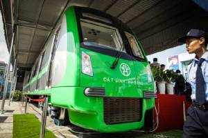 รถไฟฟ้าฮานอยหัวเขียวอัปมงคล ชาวบ้านโหวตเปลี่ยน-ลบข้อความภาษาจีนออก