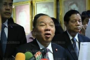 พท.สับเขียน รธน.หวังไม่ให้ผ่านประชามติ “เต้น” เชื่อผลสอบราชภักดิ์ กห.เหมือน ทบ.