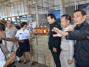 บุกทลาย! แหล่งค้าน้ำมันปาล์มเถื่อนในตลาดเมืองคอน รวมมูลค่ากว่า 6 แสนบาท