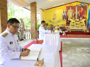 พระตำหนักทักษิณราชนิเวศน์เปิดให้ชาวนราฯ ร่วมลงนามถวายพระพรเนื่องในวันปีใหม่