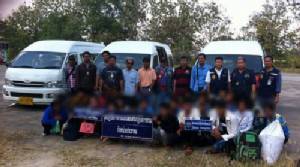 กองกำลังบูรพาสนธิกำลังจับรถตู้โดยสาร 3 คันลอบขนแรงงานเถื่อนชาวเขมร