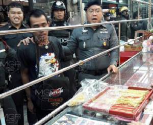 ตร.สมุทรปราการจับหนุ่มขี้เมาใช้ปืนปลอมจี้ร้านทอง