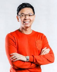 "โอฬาร พิรินทรางกูร" ออกกำลังตามจังหวะซุมบ้าพร้อมไฟแอลอีดี