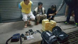 รวบดาบตำรวจเชียงรายพาเมีย-คนดูแลบ้านขนยาบ้าเกือบ 2 แสนเม็ด