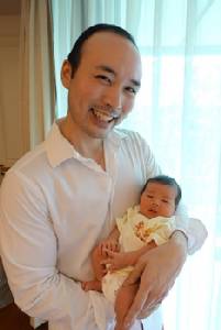 คุณพ่อมือใหม่ "พอล นฤนาทวานิช" ช่วยภริยาเลี้ยงลูกอย่างคล่องตัว