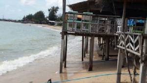 นักท่องเที่ยวร้องจัดระเบียบชายหาดสุชาดา บุกรุกปลูกสร้างลงชายหาด