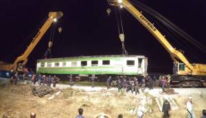 ย้ายโบกี้รถไฟตกรางที่เพชรอีก 2 โบกี้ออกจากพื้นที่ได้หมดแล้ว