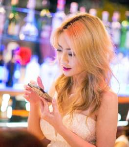 พิธีกรสาวร้องนายกฯ สอบ จนท.ศุลกากร สกุล “ณ นคร” หลอกขายไอโฟนเชิด 8 แสน