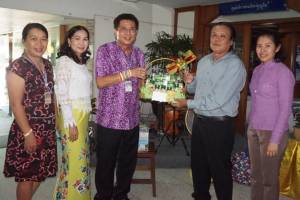 มอบกระเช้าแทนคำขอบคุณ นักดนตรีจิตอาสา รพ.วชิระภูเก็ต
