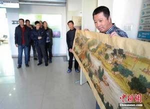 คนงานเหมืองจีนปักภาพชิงหมิงสองฝั่งนทีบนผ้า หาเงินรักษาโรคปอด