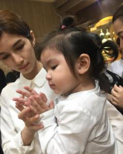 น้ำตาร่วง! “น้องมะลิ” กราบพ่อจ๋าครั้งสุดท้าย ชูมือบอก “พ่อปอสู้ ๆ”