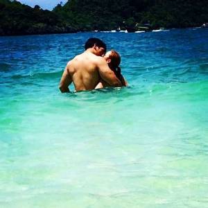 18+ “บุ๋ม ปนัดดา” โชว์จูบ “เอก” กลางทะเลฉลองครบรอบแต่งงาน 1 ปี