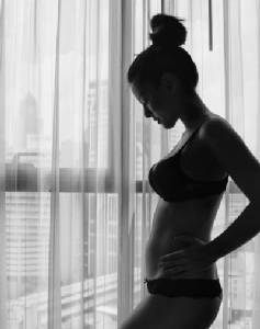 ว่าที่คุณแม่ "ลีเดีย" โชว์ท่ายาก ก่อนโพสต์ภาพอวดท้องป่อง!