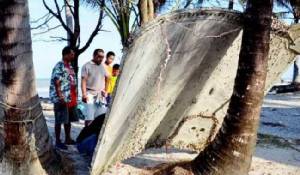 สื่อนอกตีข่าว! ไทยเจอ “ชิ้นส่วนเครื่องบิน” เกยหาดปากพนัง สื่อไทยคาดมาจาก MH370