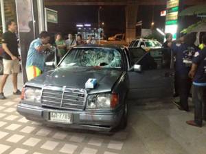 เบนซ์เสยหนุ่มข้ามถนนบางนา-ตราด ทะลุกระจกเข้าเบาะนั่งข้าง หวังดีนำส่ง รพ.ก่อนพบเป็นศพ