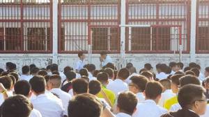 สังคมไทยเรียนรู้อะไร? กรณีผอ.โรงเรียนดังยกมือไหว้ขอโทษเด็ก