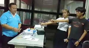 รวบคนร้ายอ้างเป็นตำรวจรีดไถ นศ.สาวขายครีมหน้าเด้ง