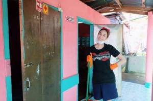 “นาว-ทิสานาฎ” ล้างห้องน้ำวัด เสริมบุญ