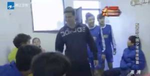 (ชมคลิป) ใครเอ่ย! เมสซี่เข้าขอจับมือเด็กนักบอลจีนในห้องพักฯ แต่ไม่มีใครสนใจ