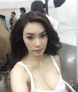 เห็นแล้วหนาวกว่าอากาศ...ดูสาว “เมย์ พิชญ์นาฏ” อวดตู้มท้าสายลมเย็น