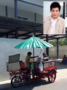 อีกหนึ่งความดี...เผย “ปอ ทฤษฎี” ซื้อรถเข็นให้ลุงขายเฉาก๊วย ทั้ง ๆ ไม่รู้จักกัน